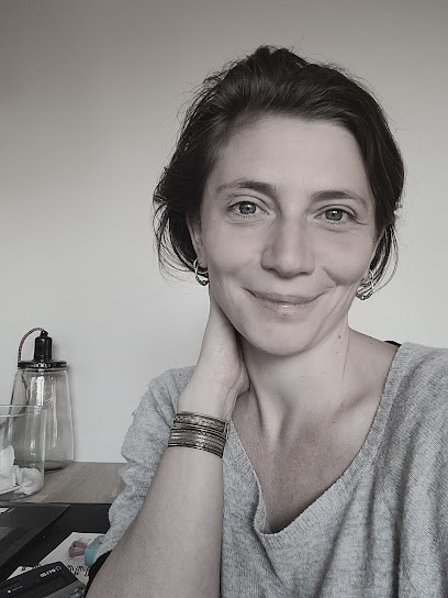 Chloé AIGLON Naturopathe à Viroflay – Massage - Réflexologie- Rééquilibrage Alimentaire - Perte De Poids - Allergies - Stress, Praticien de Médecine Alternative à Viroflay