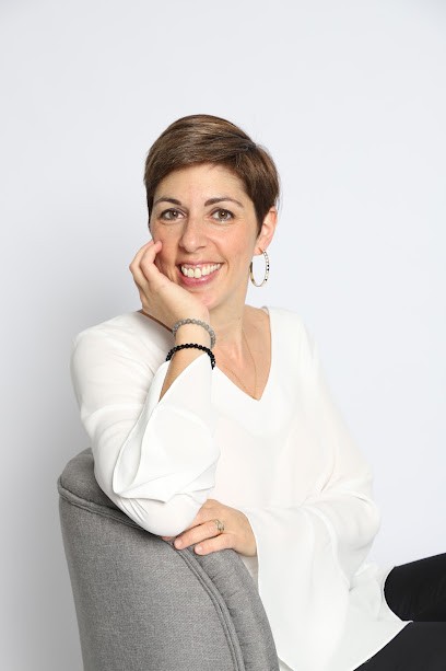 Blanc Fanny Lolizen Réflexologue RNCP/ Hypnothérapeute/ Sophrologue Caycedienne à Cluses, Réflexologue à Cluses