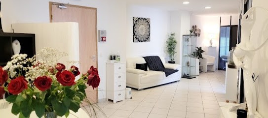 Célia Hongrois, Praticien de Médecine Alternative à Ferney-Voltaire