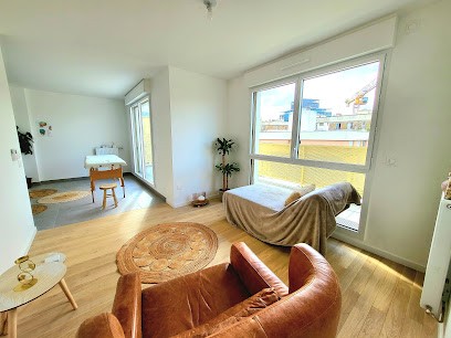 Ambre Longhi, Thérapeute En Hypnose & Ostéofluidique, Membre Du Syndicat National Des Hypnothérapeutes, Courbevoie La Défense, Hypnothérapeute à Courbevoie