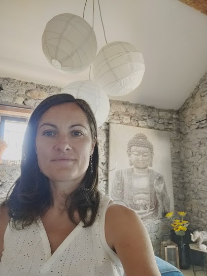Ludivine Giralde Energéticienne/ Magnétiseuse/ Guérisseuse/ Stage, Praticien de Médecine Alternative à Lézan