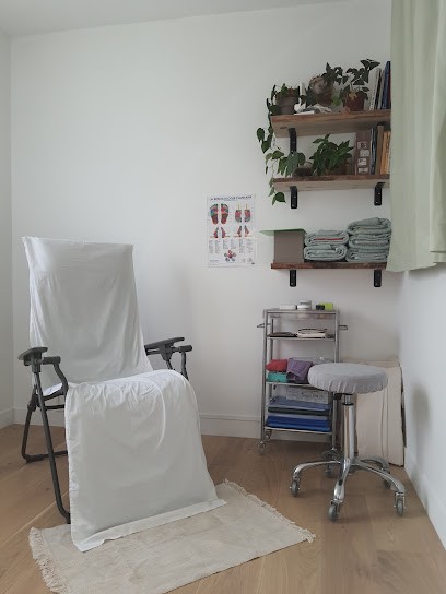 Phi Y Alexia Ea, Réflexologue à Longuesse