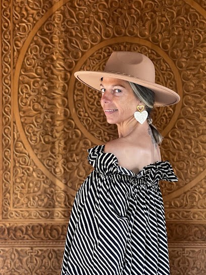 Florence Lombardo Réflexologie plantaire - palmaire. Modelage dorsal, cervicales, crânien, Réflexologue à Saint-Tropez