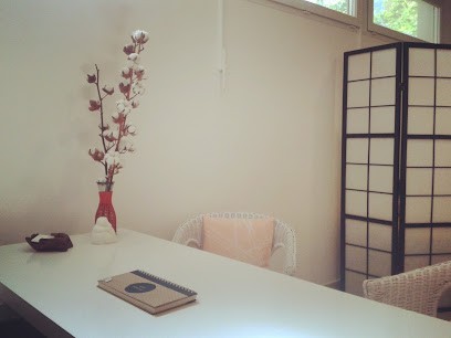 Amina Boukadoum, Praticien de Médecine Alternative à Nanterre