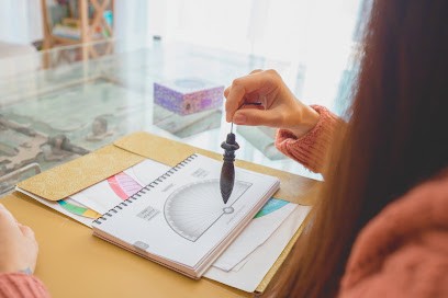 Mélody Fernandez-Derve MAGNÉTISEUR Spécialisé Verrues • FORMATION MAGNÉTISME Vaucluse, Praticien de Médecine Alternative à Gordes