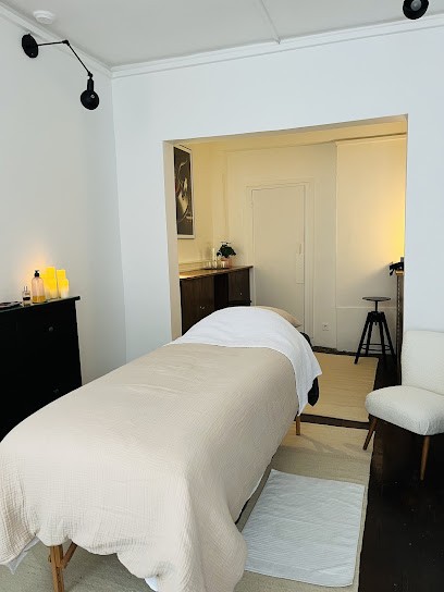 Massage Studio Montmartre by Caroline - Drainage lymphatique corps & visage Renata França I Massage abdominal Chi Nei Tsang, Praticien de Médecine Alternative à Paris 18