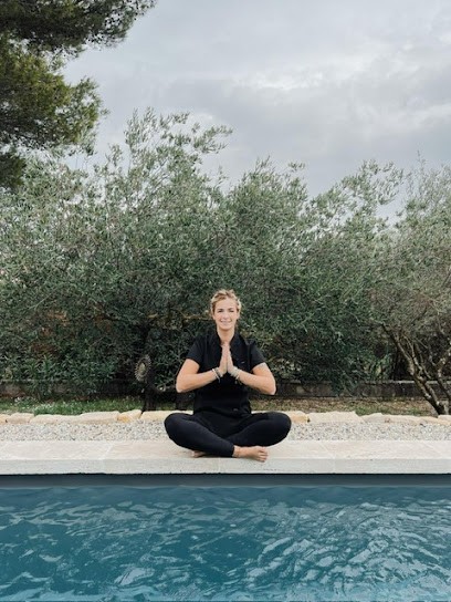 Léa VILLAESCUSA (Naturopathe Energeticienne & Thérapeute Bien-être), Praticien de Médecine Alternative aux Angles