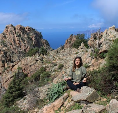 Jennifer Mayer | Hypnose & Sophrologie | Fréjus | Bain de Forêt & Sophro-Beach | Cercle de Femmes | Aqua Zen, Praticien de Médecine Alternative à Fréjus