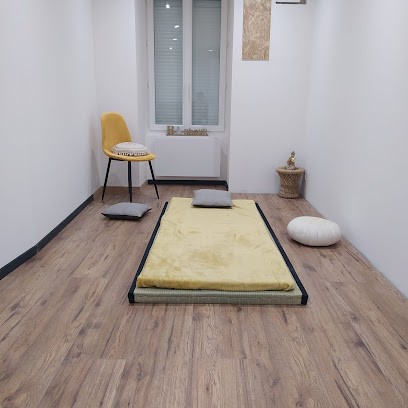 Sabrina Schwob - Un Pas Après L'autre - Shiatsu / Réflexes Archaïques / Soin Rebozo, Praticien de Médecine Alternative à Laveyron