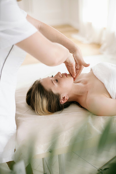 Jocelyne Jollet — Naturopathe & Masseuse Kobido, Praticien De Médecine Alternative à Auray
